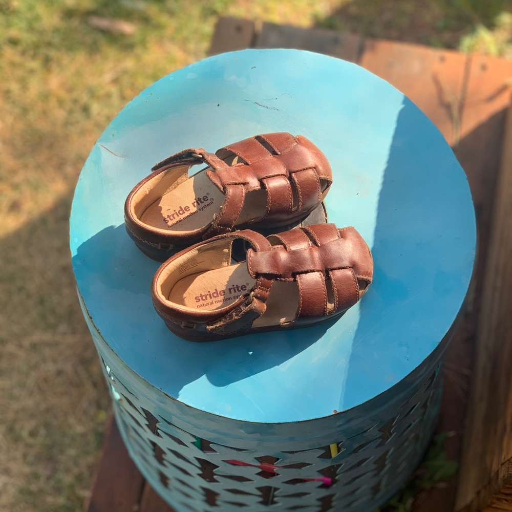 Adorable Stride Rite Minnow sandals